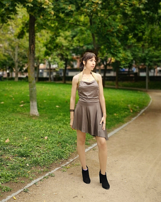 Vestido punto marrón, Vestido corto punto, Vestido corto detalles en oro, Vestido escote halter