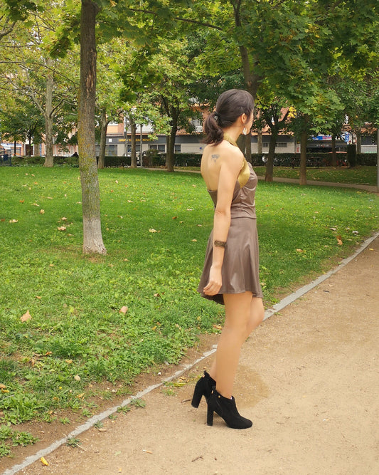 Vestido punto marrón, Vestido corto punto, Vestido corto detalles en oro, Vestido escote halter