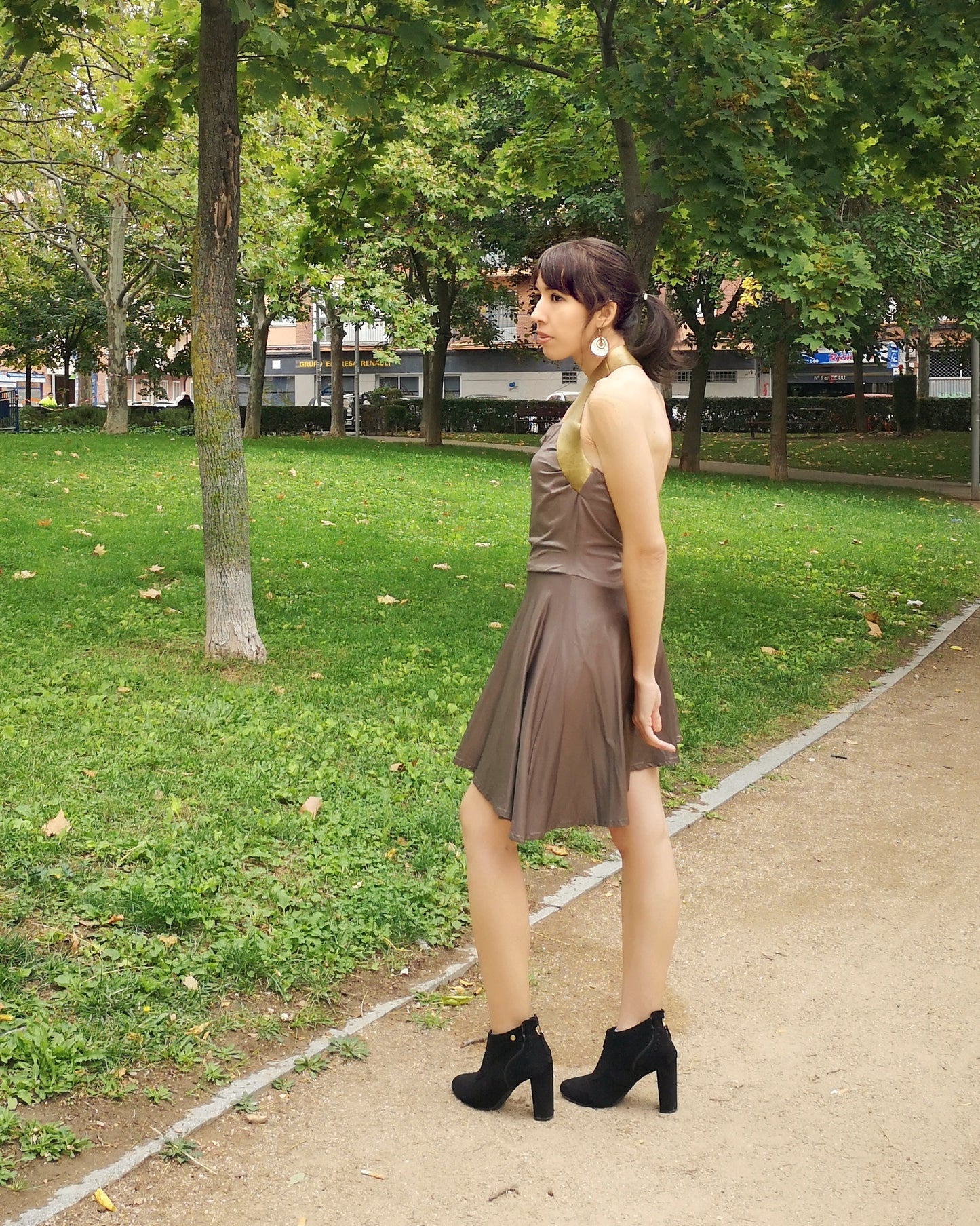 Vestido punto marrón, Vestido corto punto, Vestido corto detalles en oro, Vestido escote halter