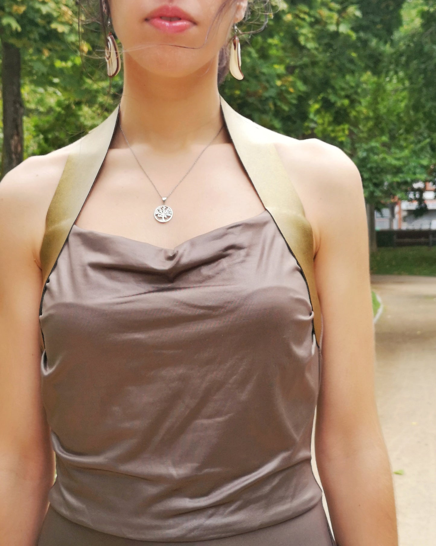 Vestido punto marrón, Vestido corto punto, Vestido corto detalles en oro, Vestido escote halter