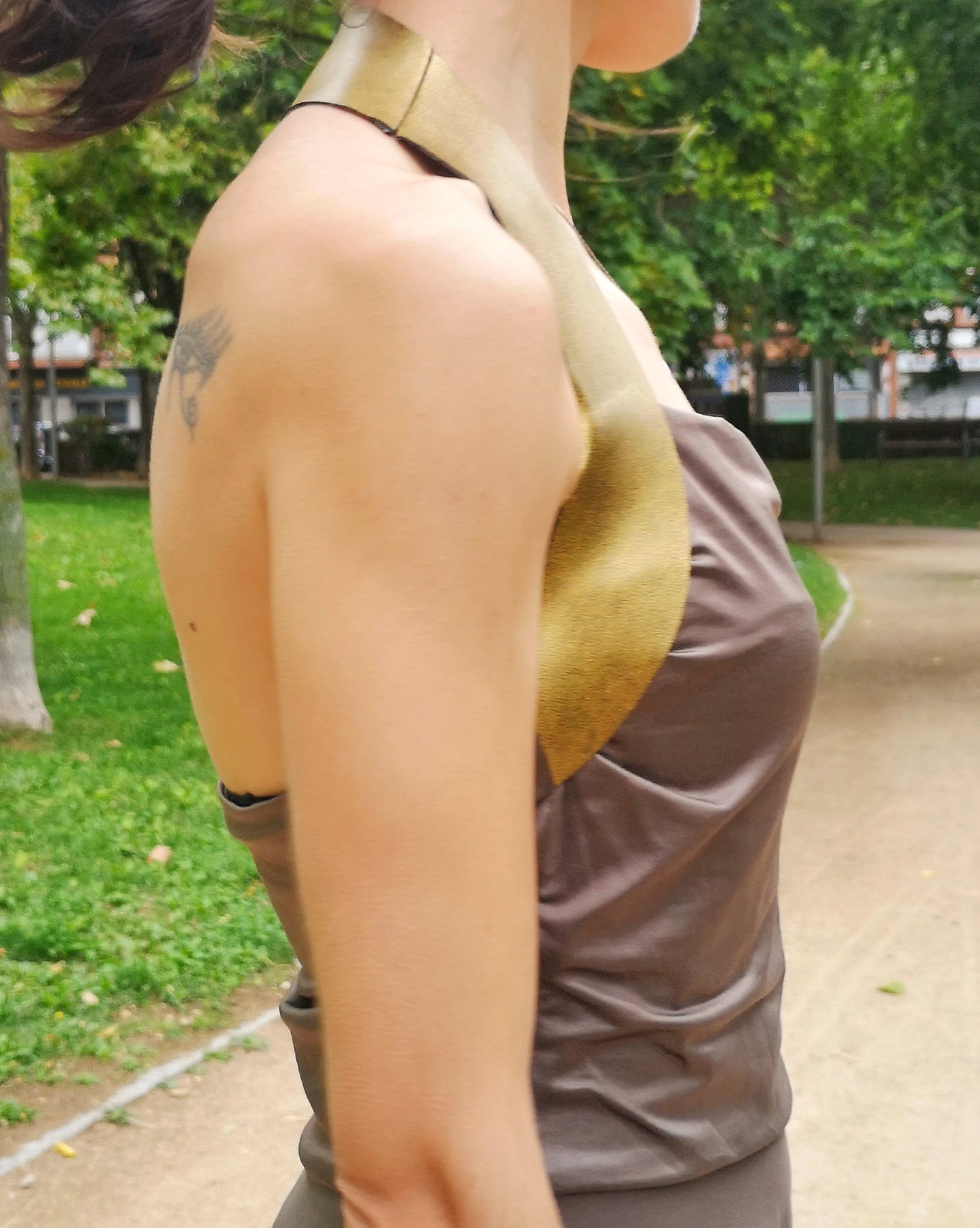 Vestido punto marrón, Vestido corto punto, Vestido corto detalles en oro, Vestido escote halter