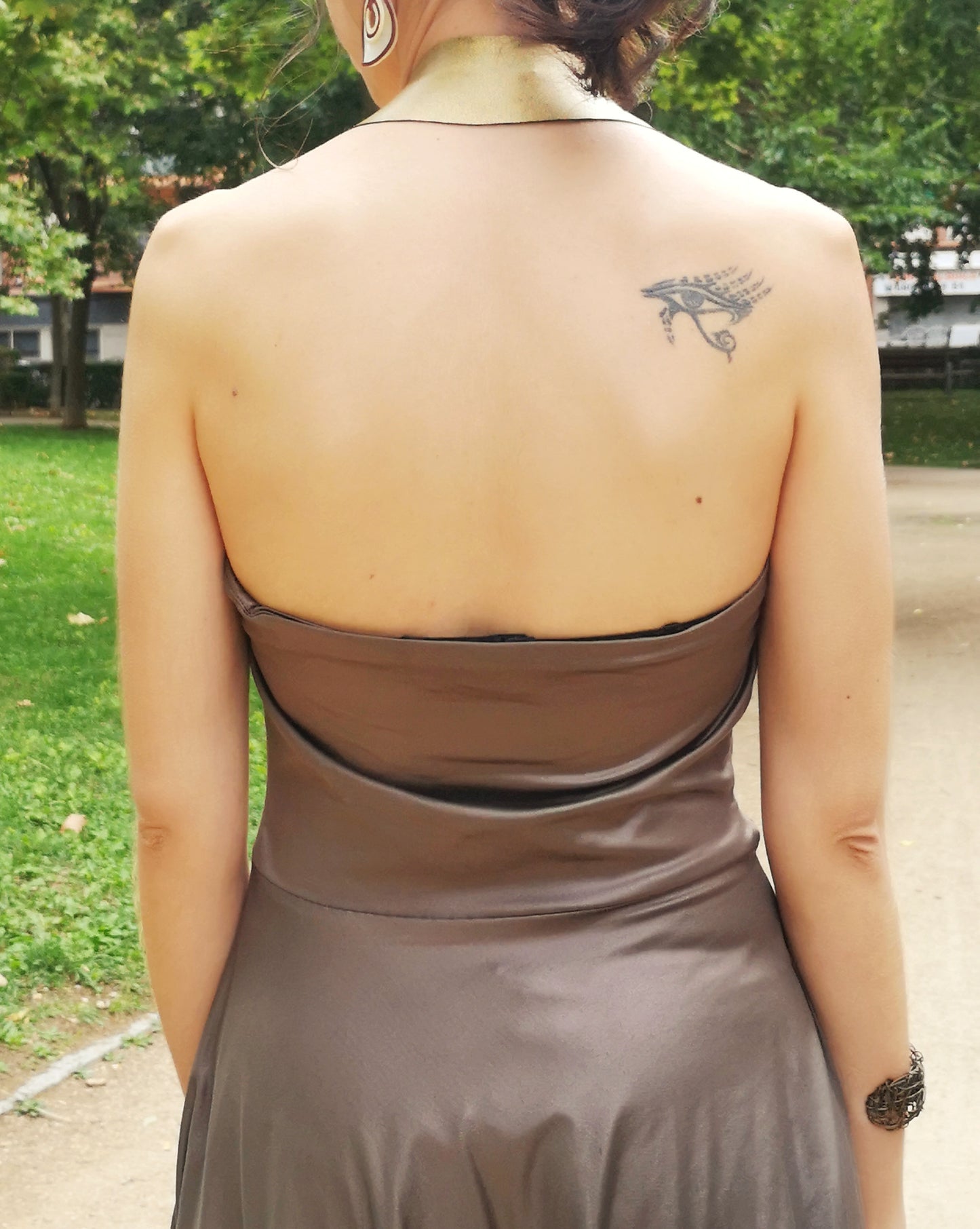 Vestido punto marrón, Vestido corto punto, Vestido corto detalles en oro, Vestido escote halter