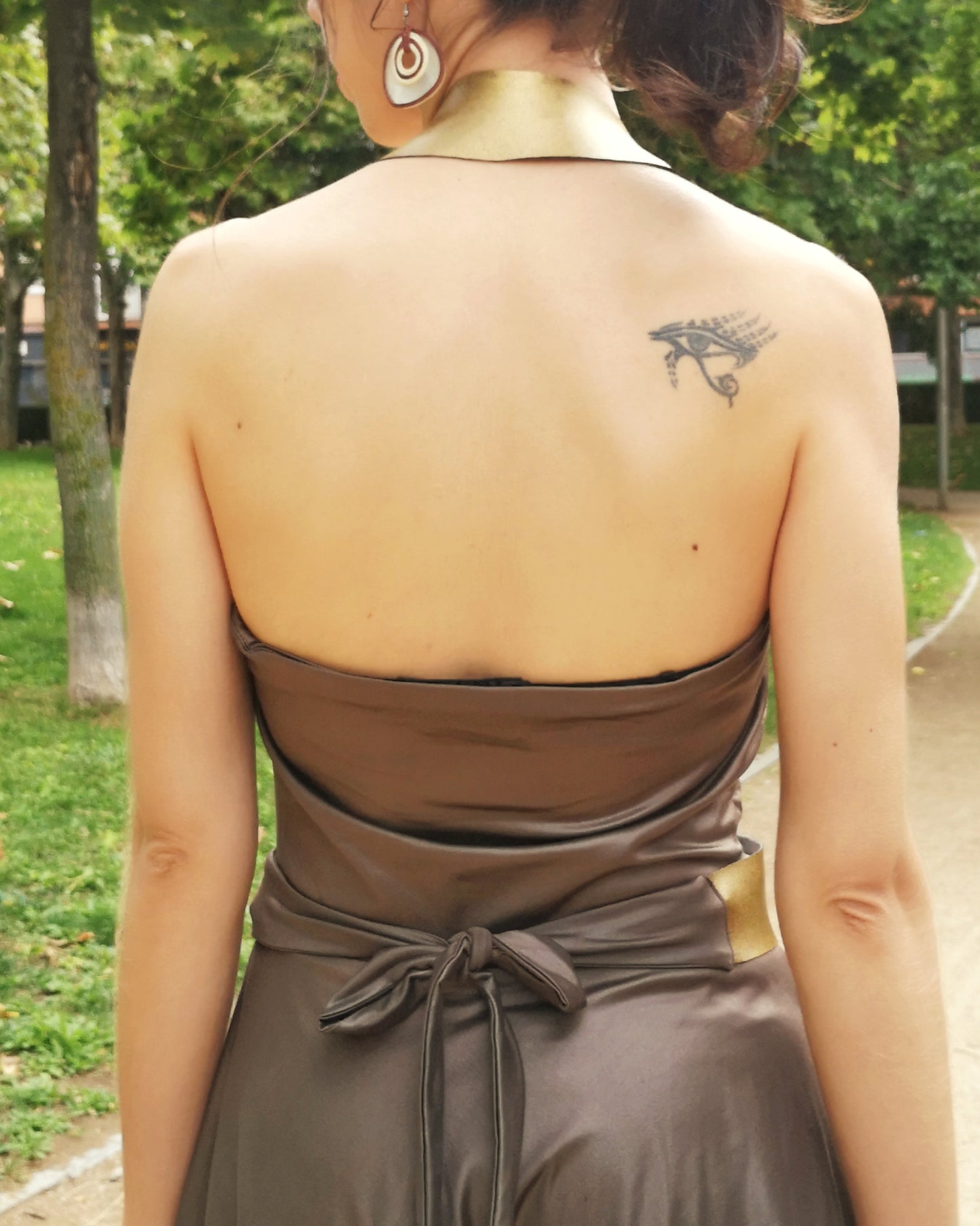 Vestido punto marrón, Vestido corto punto, Vestido corto detalles en oro, Vestido escote halter