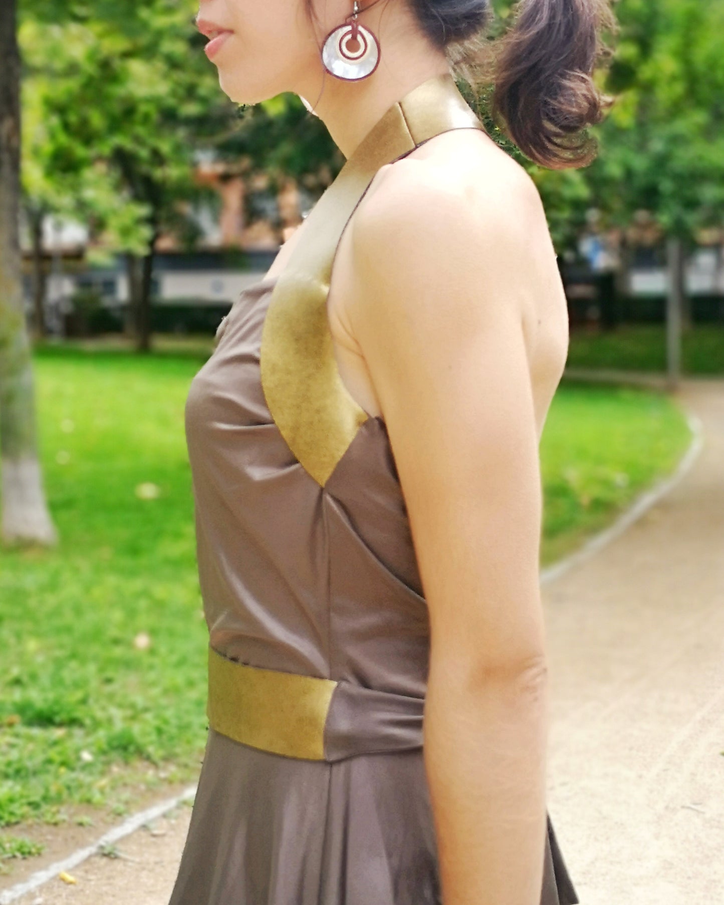Vestido punto marrón, Vestido corto punto, Vestido corto detalles en oro, Vestido escote halter