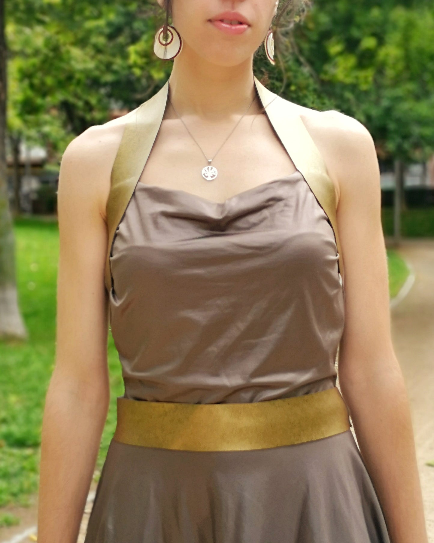 Vestido punto marrón, Vestido corto punto, Vestido corto detalles en oro, Vestido escote halter
