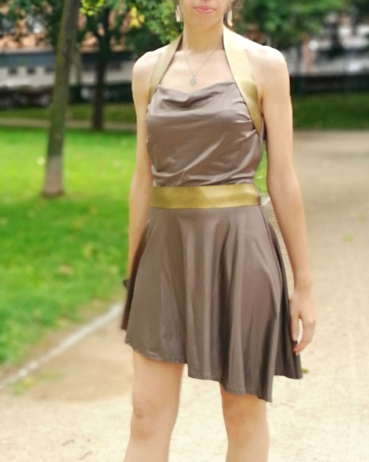 Vestido punto marrón, Vestido corto punto, Vestido corto detalles en oro, Vestido escote halter