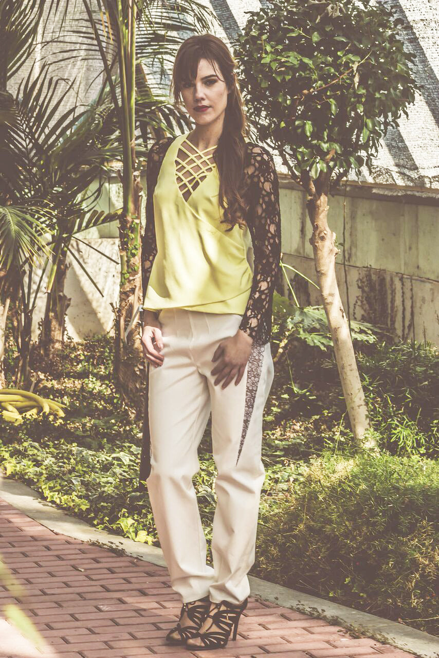 Pantalón blanco recto con detalles en encaje negro