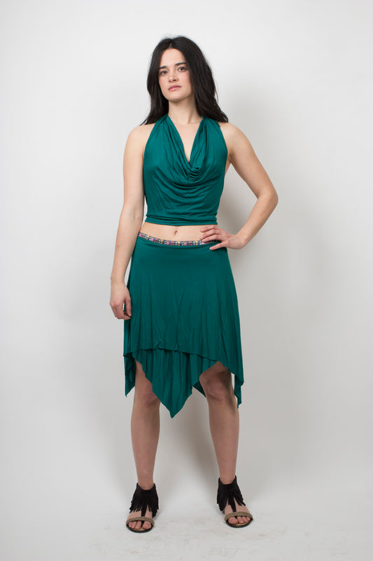 Conjunto crop top y falda corta bohemios, crop top multiposición y falda midi, top verde esmeralda y falda de capa, crop top con escote en cascada y falda asimetrica