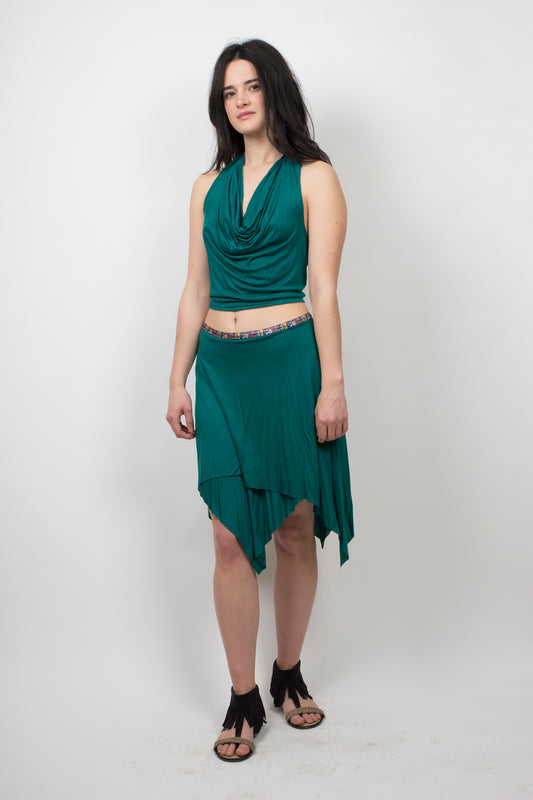 Conjunto crop top y falda corta bohemios, crop top multiposición y falda midi, top verde esmeralda y falda de capa, crop top con escote en cascada y falda asimetrica