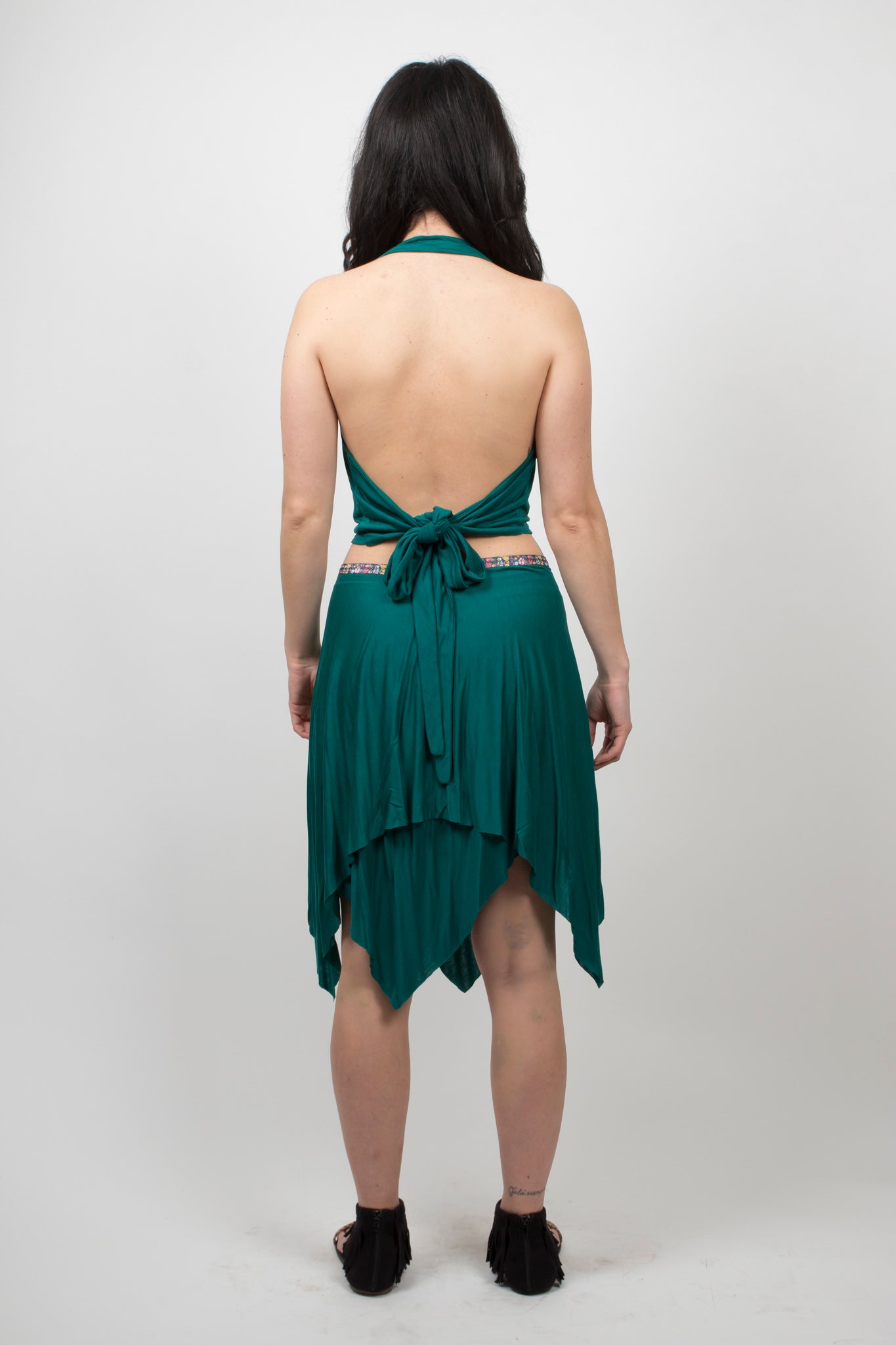 Conjunto crop top y falda corta bohemios, crop top multiposición y falda midi, top verde esmeralda y falda de capa, crop top con escote en cascada y falda asimetrica