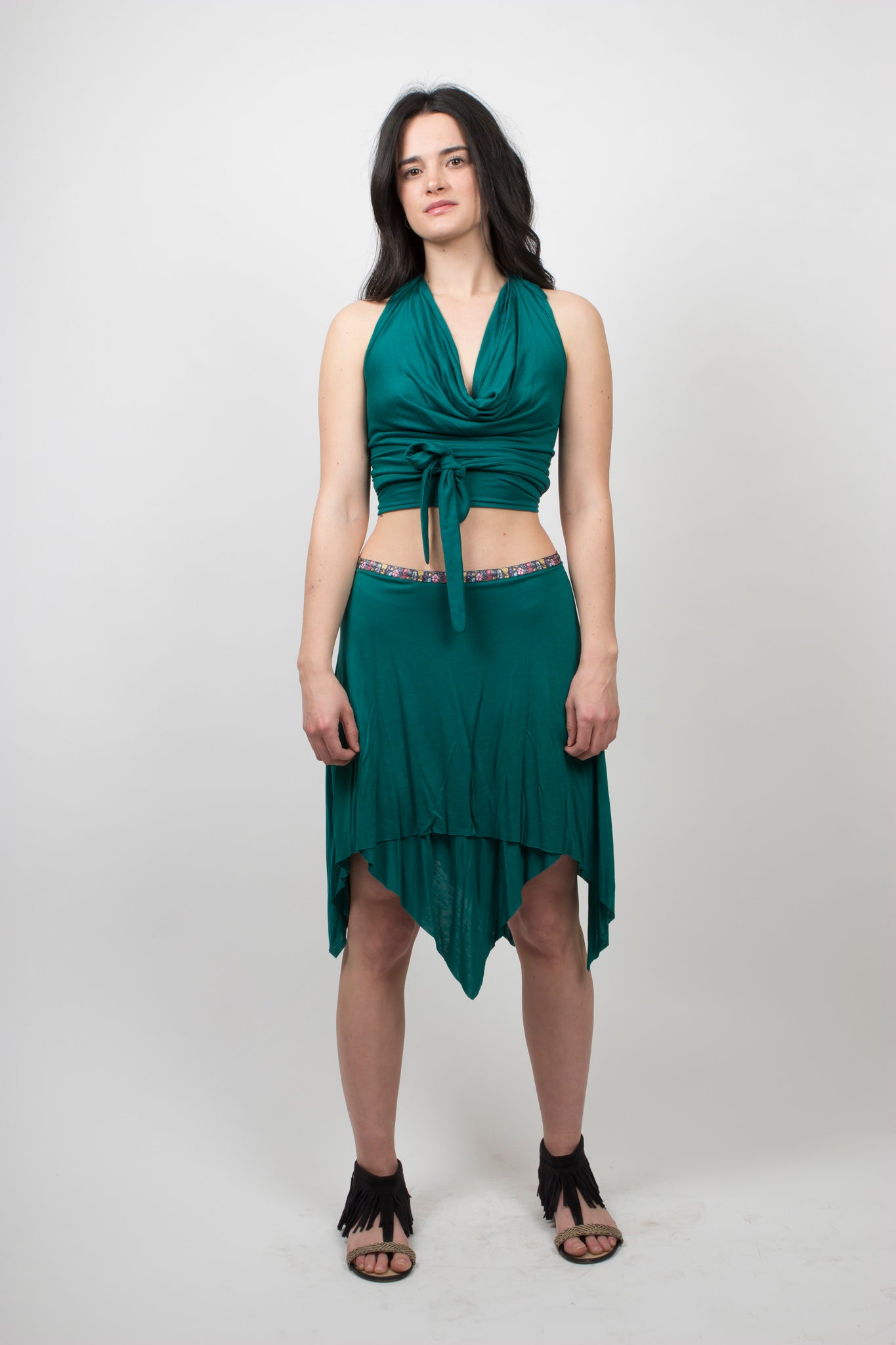 Conjunto crop top y falda corta bohemios, crop top multiposición y falda midi, top verde esmeralda y falda de capa, crop top con escote en cascada y falda asimetrica