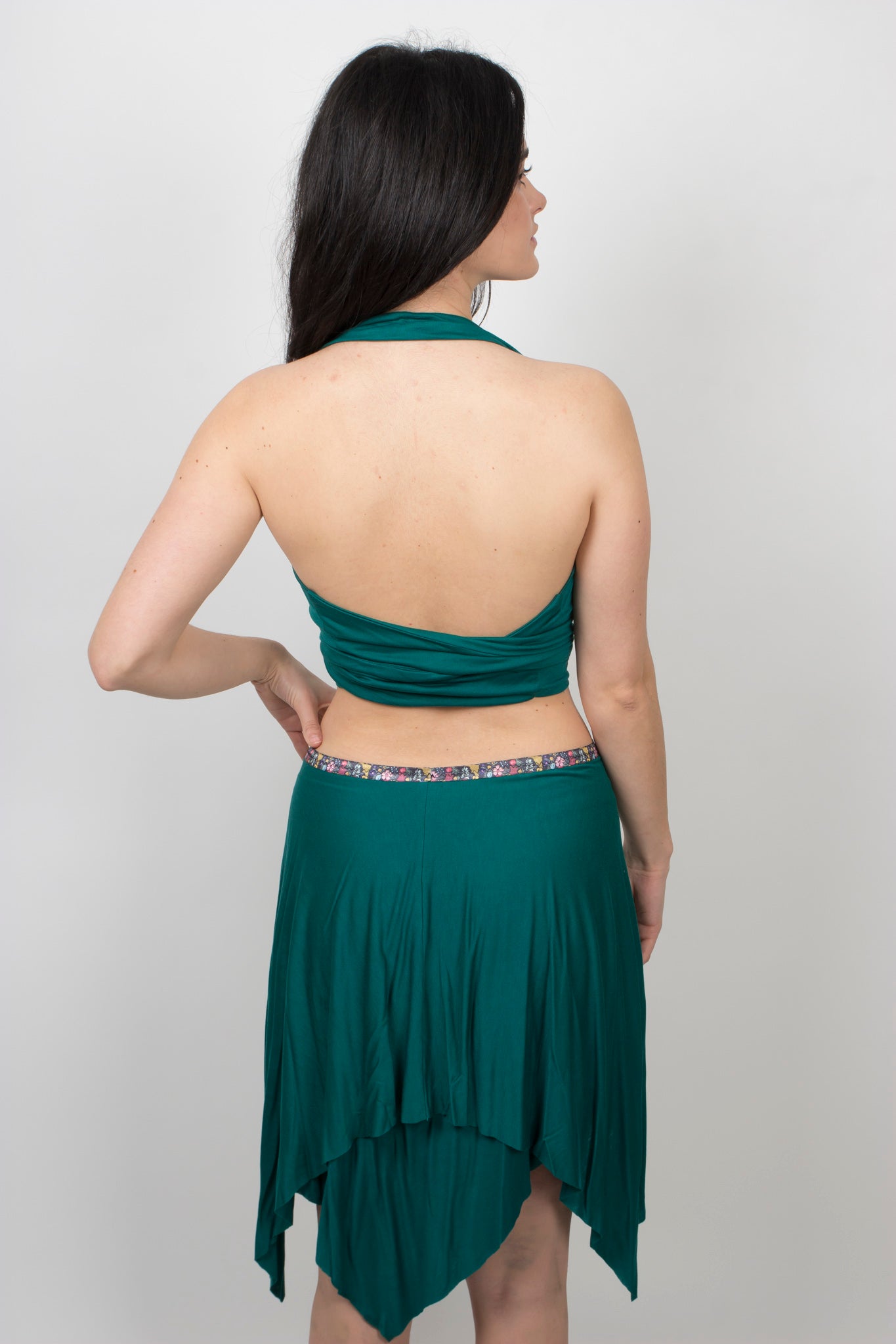 Conjunto crop top y falda corta bohemios, crop top multiposición y falda midi, top verde esmeralda y falda de capa, crop top con escote en cascada y falda asimetrica