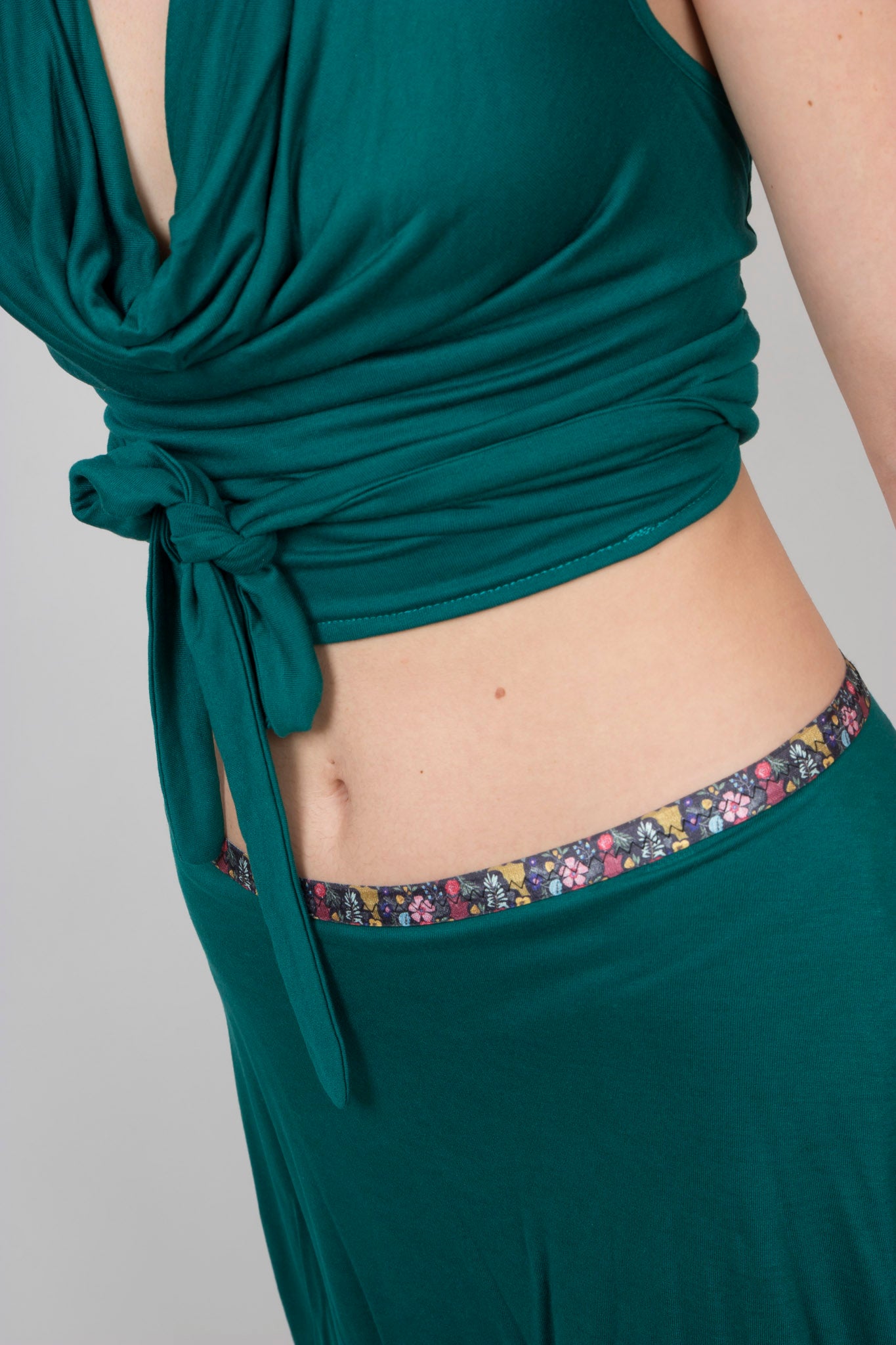 Conjunto crop top y falda corta bohemios, crop top multiposición y falda midi, top verde esmeralda y falda de capa, crop top con escote en cascada y falda asimetrica