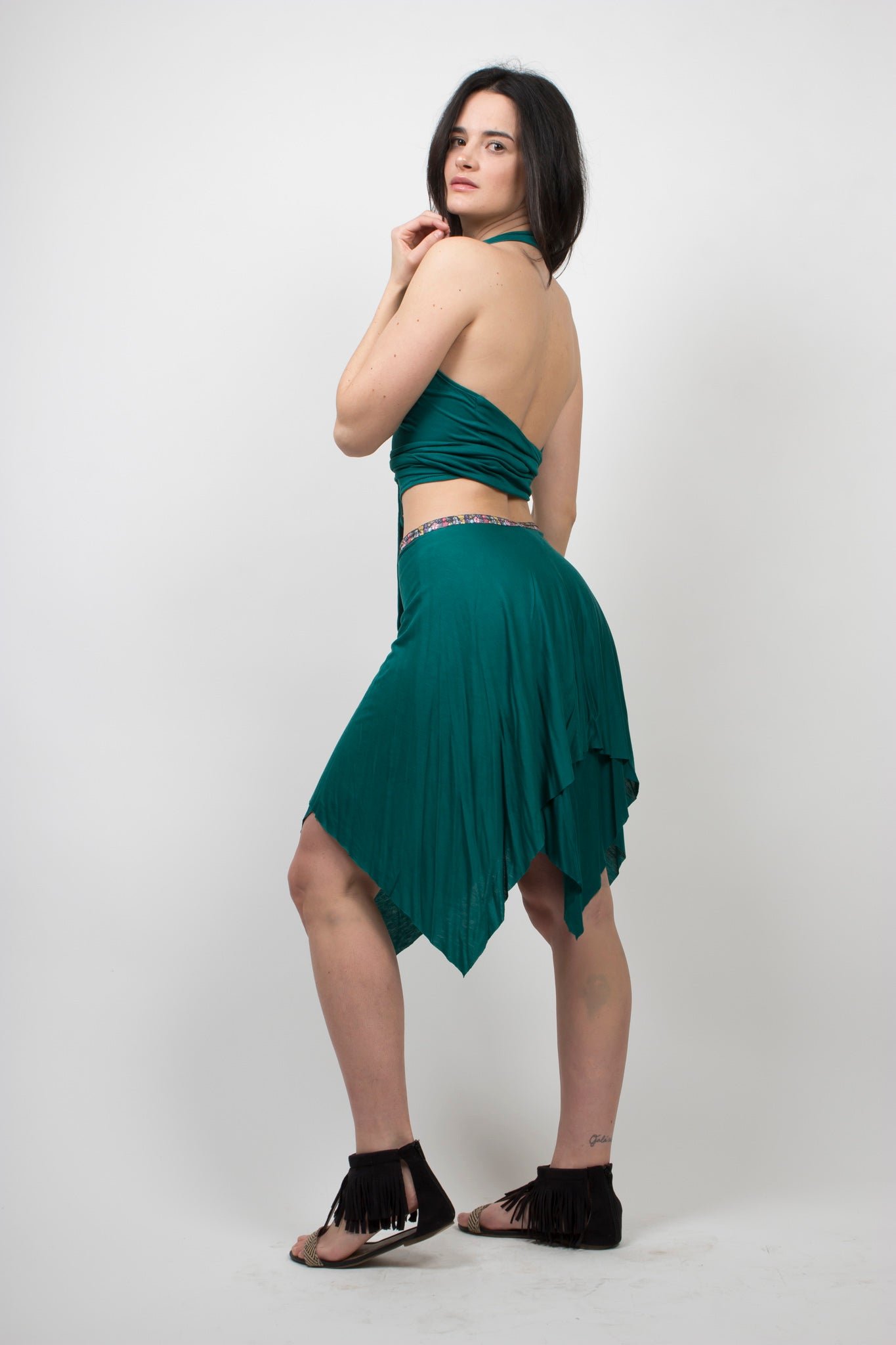 Conjunto crop top y falda corta bohemios, crop top multiposición y falda midi, top verde esmeralda y falda de capa, crop top con escote en cascada y falda asimetrica