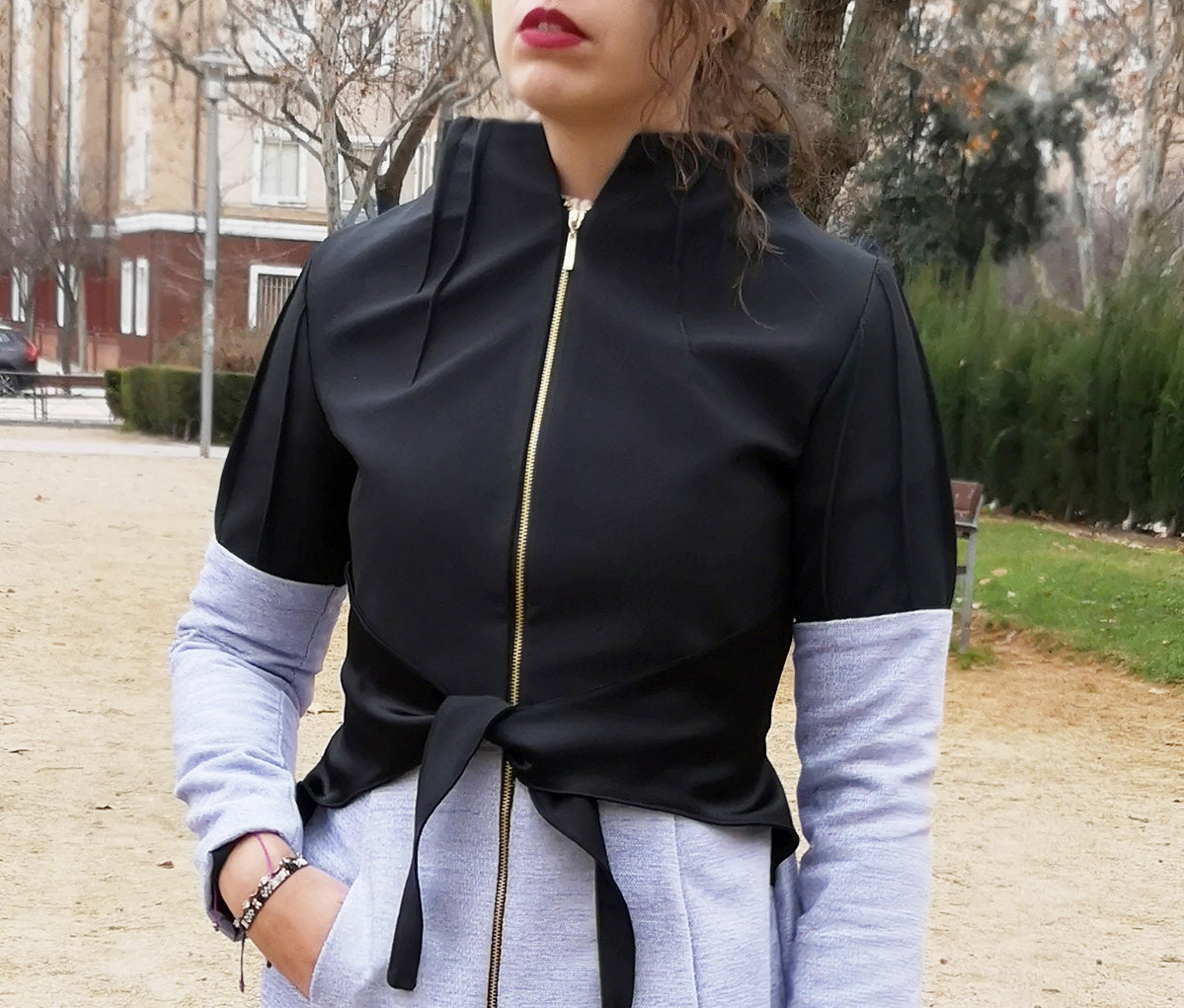 Abrigo bicolor con escote chimenea, Abrigo negro, abrigo azul corto